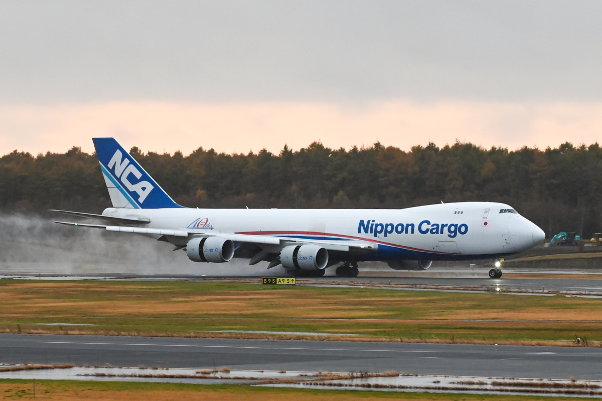 ニュース画像：新千歳空港 2025年11月1日撮影 JA16KZ ボーイング747