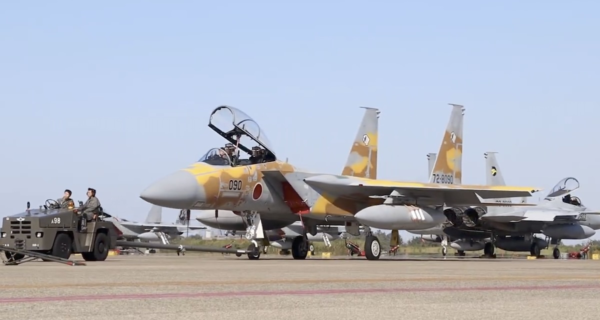 F-15アグレッサー090号機、小松基地が新塗装を公開！ 茶×山吹の迷彩