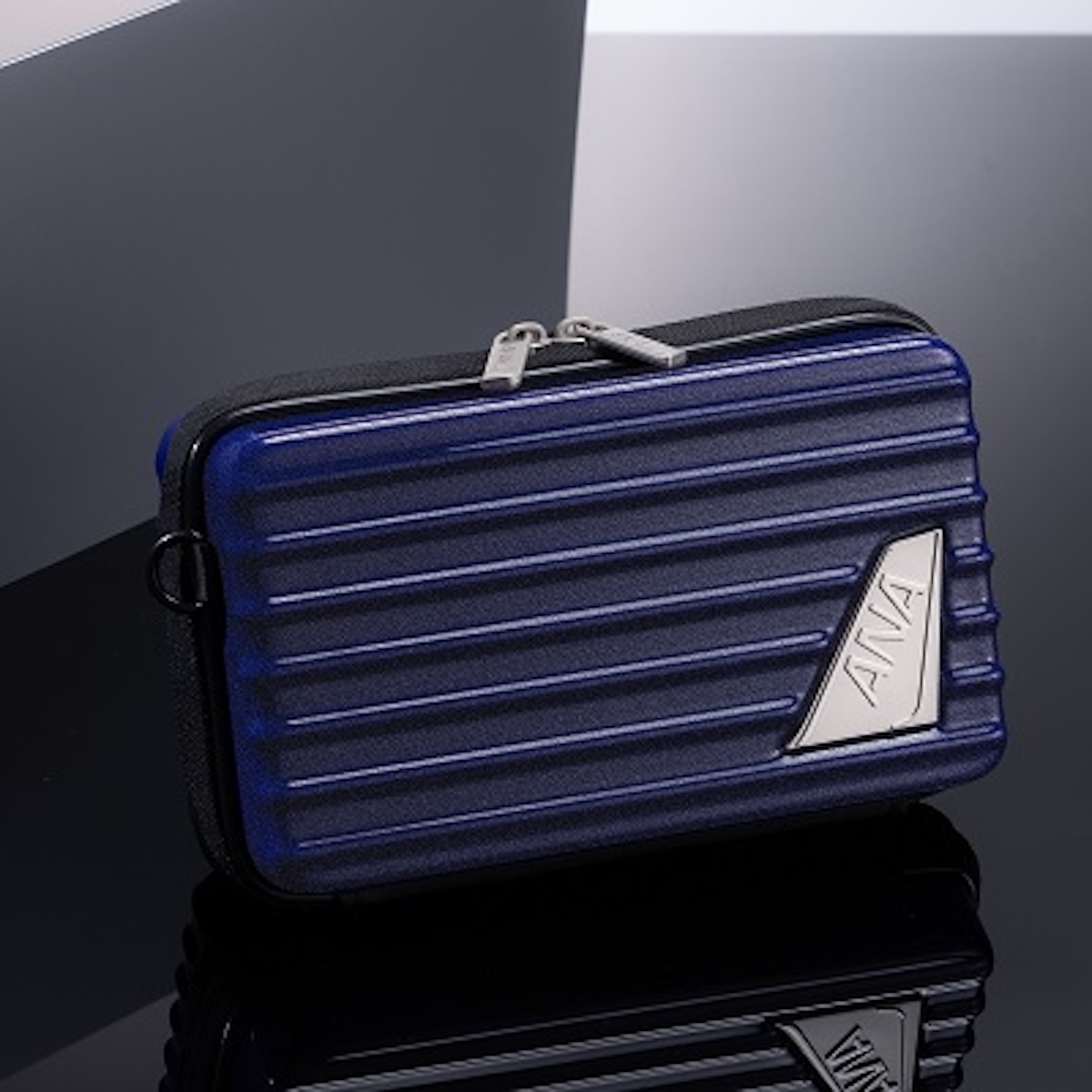 ANA スーツケース【良品】 ANA機の尾翼デザインが輝く！スーツケース風「2wayハードケース」発売