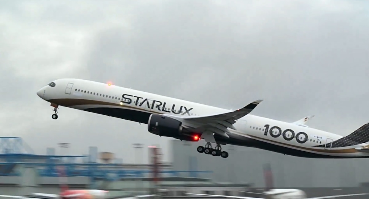 スターラックスA350-1000初号機、トゥールーズで初飛行！ ロゴ入り専用