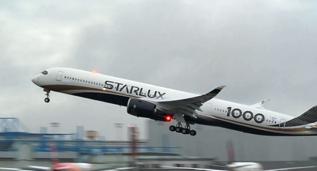 スターラックスA350-1000初号機、トゥールーズで初飛行！ ロゴ入り専用