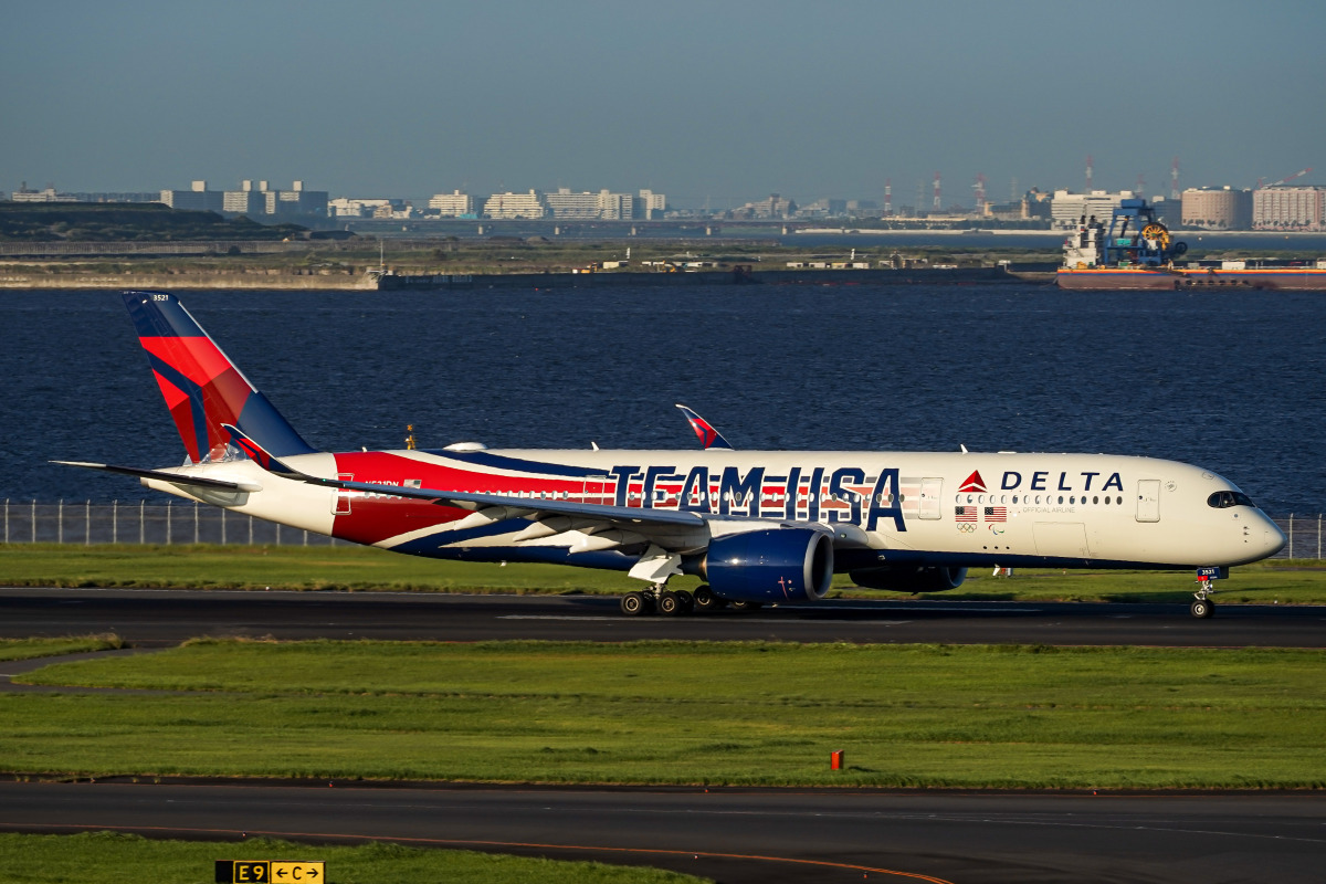 羽田の新常連”登場！？ デルタ、2026年ミラノ五輪の特別塗装機「TEAM