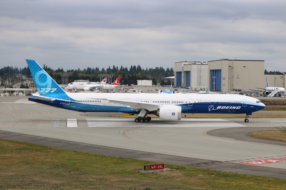 JAL、ワンワールド塗装の777-300ER「JA732J」が退役整備を開始