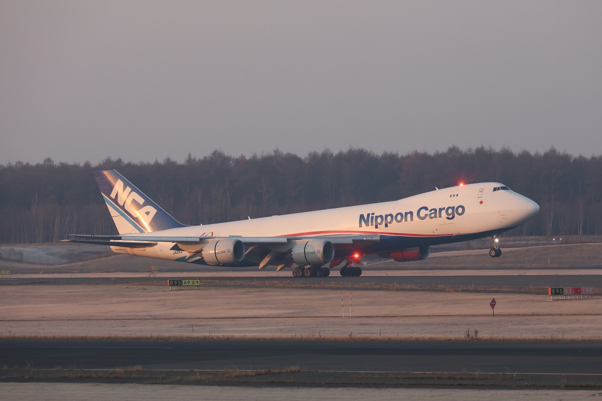 ニュース画像：新千歳空港 2025年11月25日撮影 JA12KZ ボーイング747