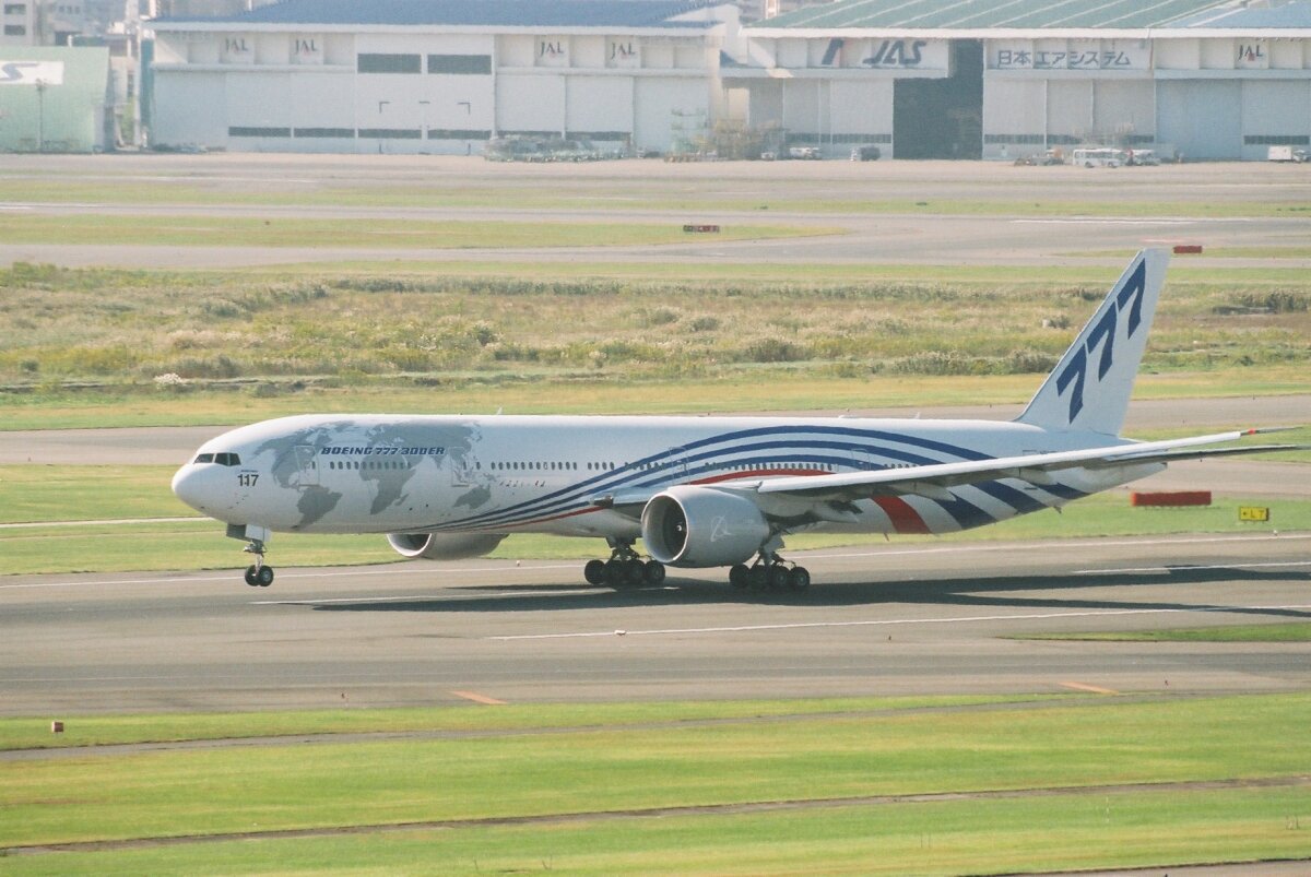 JAL、ワンワールド塗装の777-300ER「JA732J」が退役整備を開始