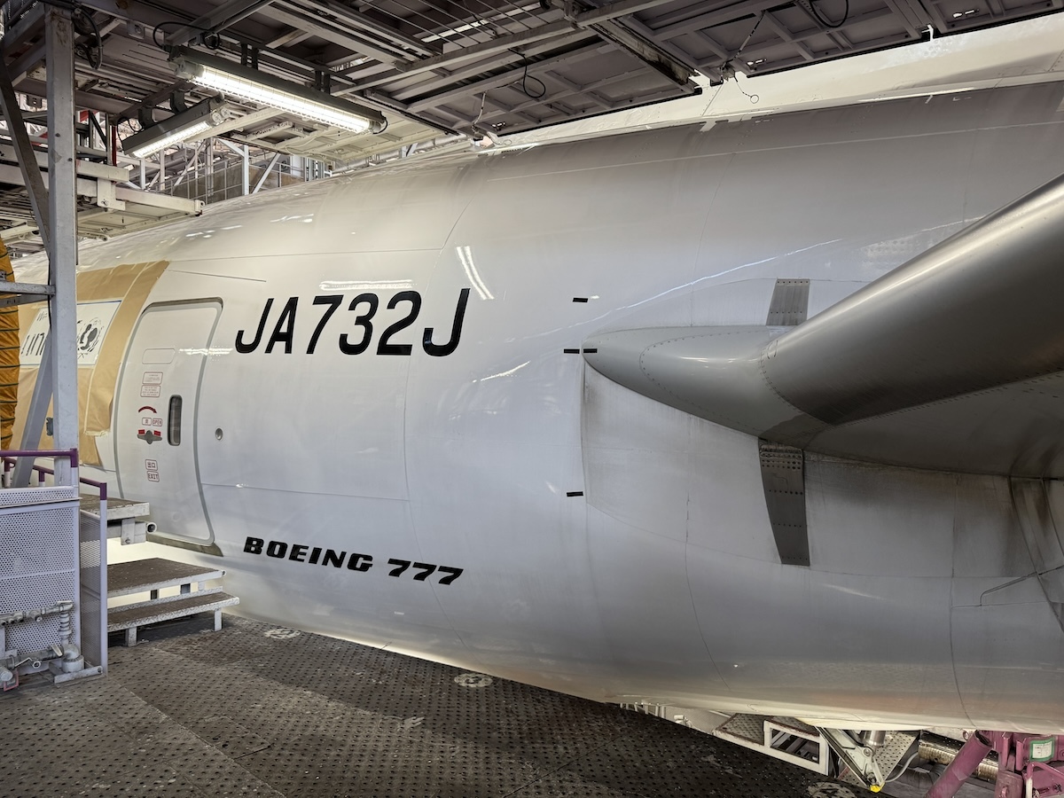 JAL、ワンワールド塗装の777-300ER「JA732J」が退役整備を開始