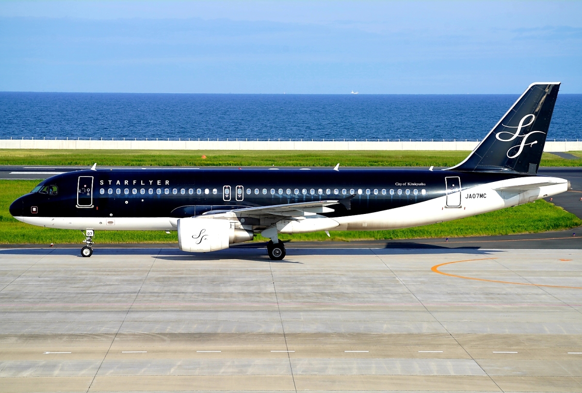 FCバルセロナ、羽田へ到着！でっかいソファー付き 緑のお馴染み4発機