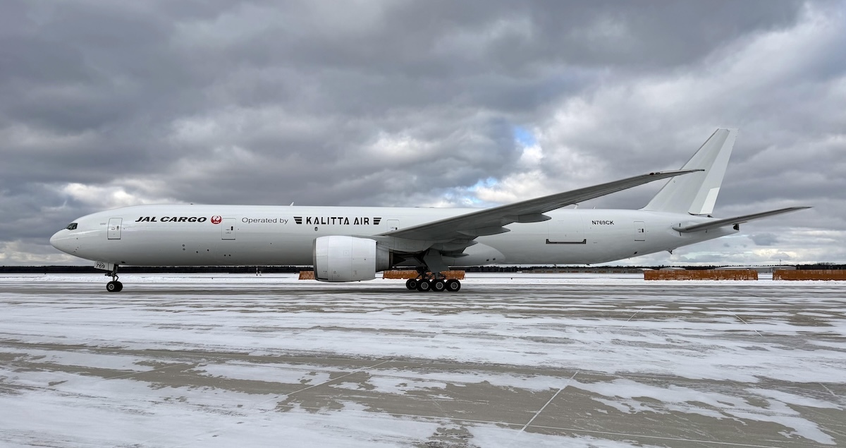 日本航空の777-200ER「JA708J」、ワンワールド特別塗装機が離日