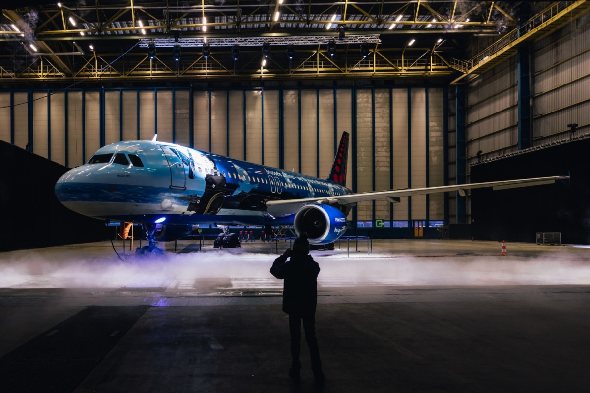 ブリュッセル航空、ベルギーの画家マグリットに捧げる特別塗装機を公開