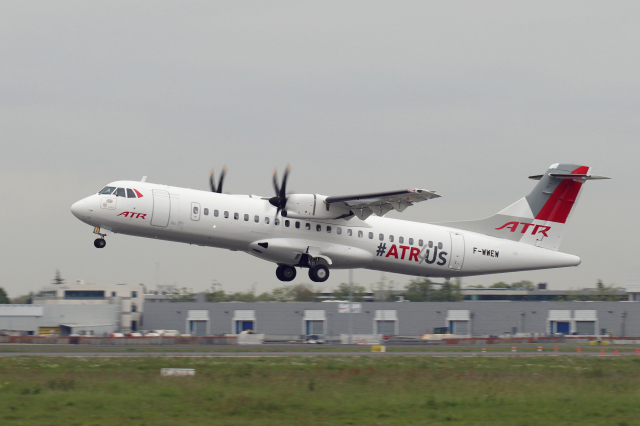 新品未使用 ATR 600シリーズ　ATR72-600 1/100 Firefly-Atr72-600-27cm-Plastic