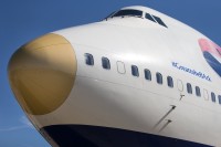 ニュース画像：レドームが「金」のブリティッシュ・エア747、英選手乗せロンドン到着