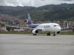 NIKEさんが、アレハンドロ・ベラスコ・アステテ国際空港で撮影したラン航空 A320-214の航空フォト（飛行機 写真・画像）