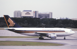 チャーリーマイクさんが、シンガポール・チャンギ国際空港で撮影したシンガポール航空 A310-222の航空フォト（飛行機 写真・画像）