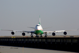 BARCAさんが、マカオ国際空港で撮影したエバー航空 747-45Eの航空フォト（飛行機 写真・画像）