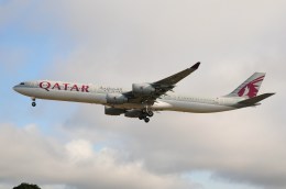 ぼんやりしまちゃんさんが、ロンドン・ヒースロー空港で撮影したカタール航空 A340-642Xの航空フォト（飛行機 写真・画像）