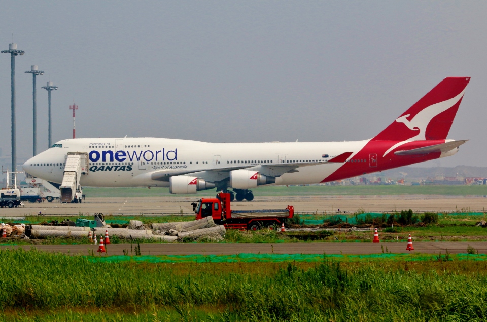 カンタス航空 Boeing 747-400 VH-OEF 羽田空港 航空フォト | by