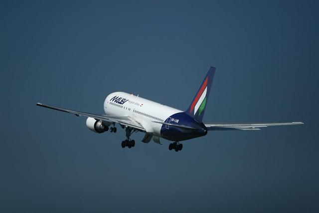 ハンガリーエアラインMALEV航空バッグ マレーヴ・ハンガリー航空 評判(口コミ)・機材(飛行機)・航空