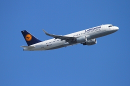 twining07さんが、ロンドン・ヒースロー空港で撮影したルフトハンザドイツ航空 A320-214の航空フォト（飛行機 写真・画像）
