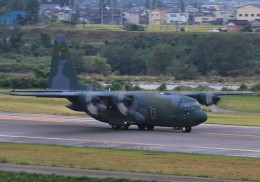 toyama1049さんが、富山空港で撮影した航空自衛隊 C-130H Herculesの航空フォト（飛行機 写真・画像）