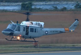 toyama1049さんが、富山空港で撮影したアメリカ空軍 UH-1N Twin Hueyの航空フォト（飛行機 写真・画像）