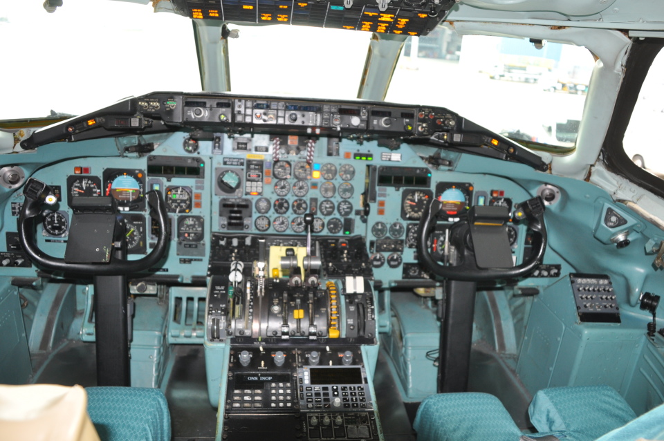 JAL　MD-１１ マクドネル・ダグラス　コックピット　ポスター 最終便に乗れなかった人のためのJAL MD-90写真特集（後編）