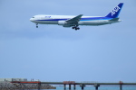 下地島空港の撮影スポット「佐和田の浜の波止」で撮影された飛行機の写真です。