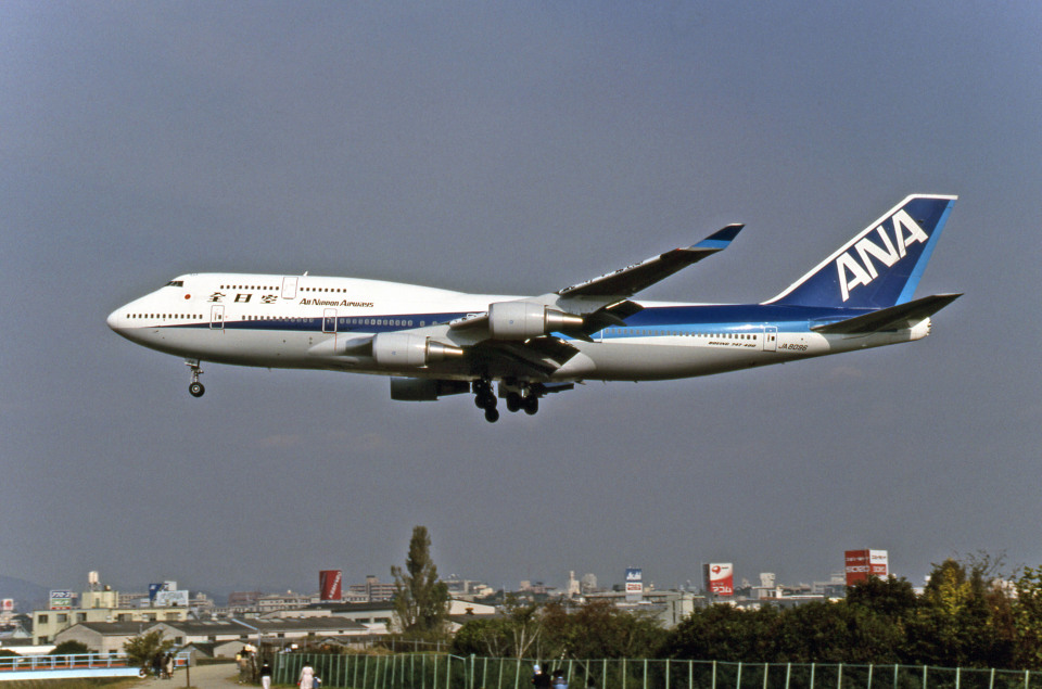 全日空 Boeing 747-400 JA8096 伊丹空港 航空フォト | by