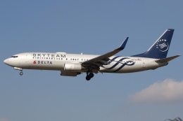 デルタ航空 737-800 スカイチーム塗装 N381DN 1/200 お取り寄せ商品】1/200 737-800/w デルタ航空「スカイチーム特別