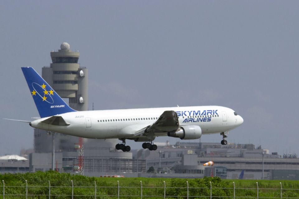 スカイマーク Boeing 767-200 JA8255 羽田空港 航空フォト | by