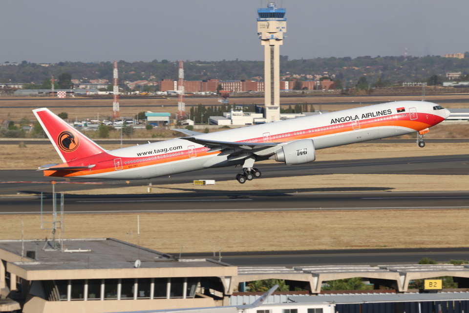 TAAGアンゴラ航空 Boeing 777-300 D2-TEI O・R・タンボ国際空港