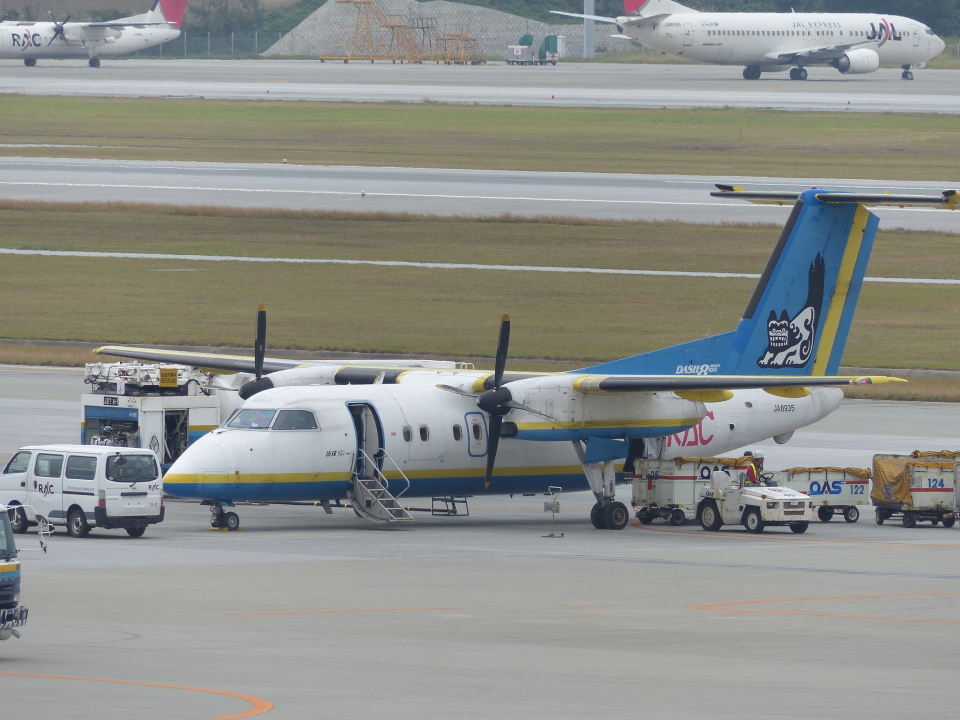 琉球エアーコミューター Bombardier Dhc 8 100 Ja35 那覇空港 航空フォト By 蒲田っ子さん 撮影14年02月18日
