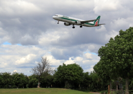 tuckerさんが、ロンドン・ヒースロー空港で撮影したアリタリア航空 A321-112の航空フォト（飛行機 写真・画像）