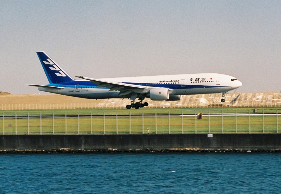 全日空 Boeing 777-200 JA8197 羽田空港 航空フォト | by か