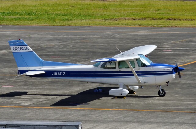 セスナ 172 八丈島空港 航空フォト(飛行機 写真・画像