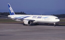 機体記号 : JA751A (ANA) 特別塗装機「ANA創立45周年記念 [ 風