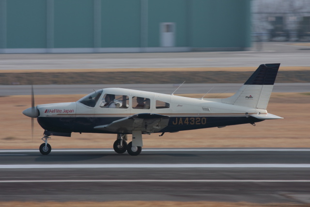 航空フォト：JA4320 エアフライトジャパン PA-28 Cherokee