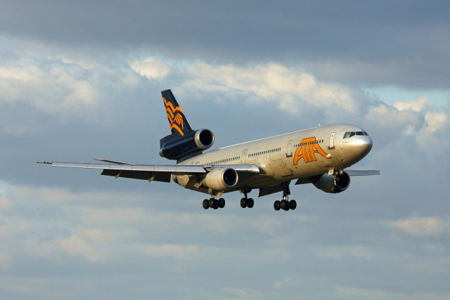 TDF UH-01 航空機 Amazon.co.jp: JALUX 1/200 JAL767-300 ER (Wifi) (H) スナップ