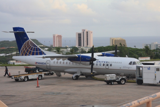 Hiro-hiroさんが、アントニオ・B・ウォン・パット国際空港で撮影したユナイテッド・エクスプレス ATR 42-320の航空フォト（飛行機 写真・画像）