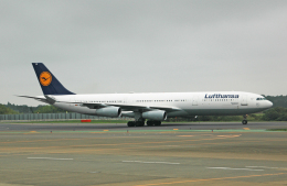 チャーリーマイクさんが、成田国際空港で撮影したルフトハンザドイツ航空 A340-311の航空フォト（飛行機 写真・画像）