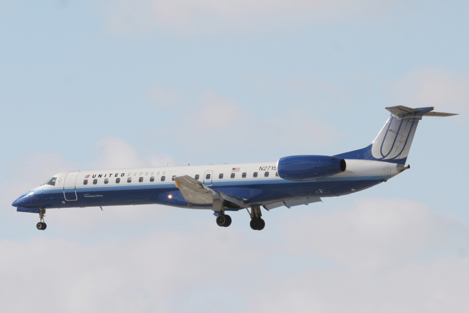 チャウタクワ・エアラインズ Embraer ERJ-145 N271SK トロント