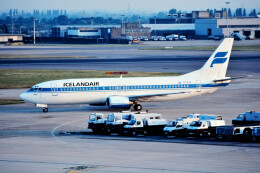 パール大山さんが、ロンドン・ヒースロー空港で撮影したアイスランド航空 737-408の航空フォト（飛行機 写真・画像）