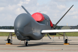 Echo-Kiloさんが、三沢飛行場で撮影した航空自衛隊 RQ-4B-30 Global Hawkの航空フォト（飛行機 写真・画像）