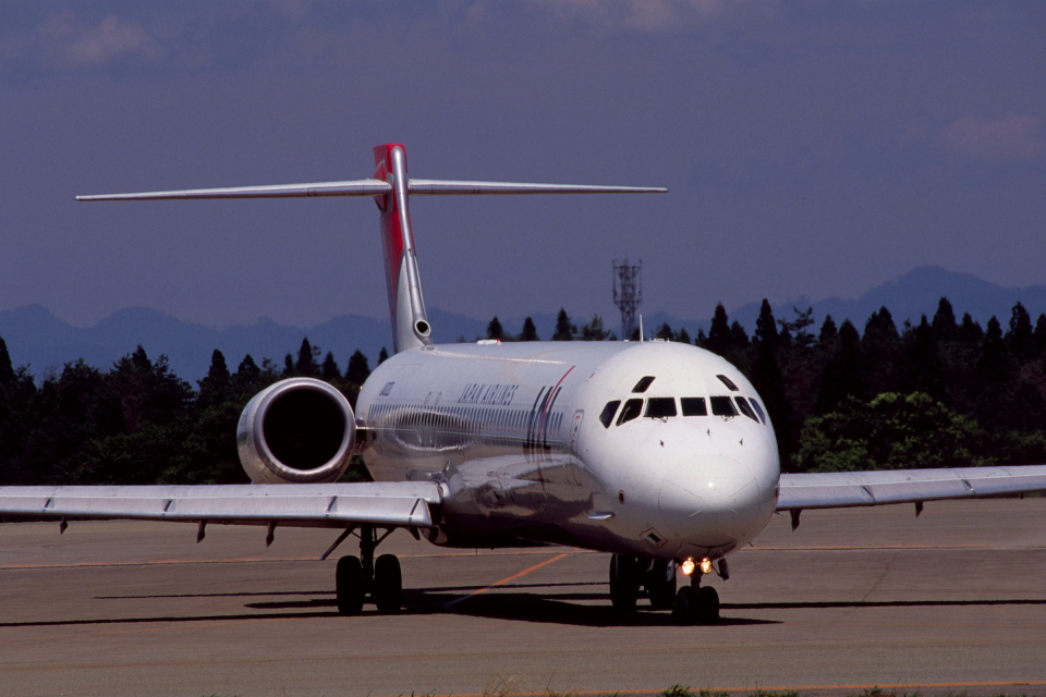 日本航空 McDonnell Douglas MD-90 JA002D 秋田空港 航空フォト