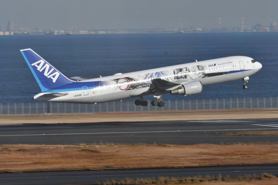 トンカ社製　航空機モデル プロペラ付き 白・青 トンカ社製 航空機モデル プロペラ付き 白・青 - メルカリ