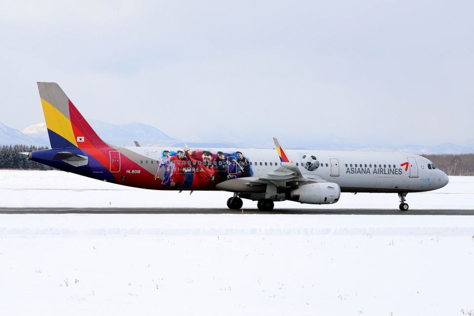 アシアナ航空 Airbus A321 HL8018 新千歳空港 航空フォト | by