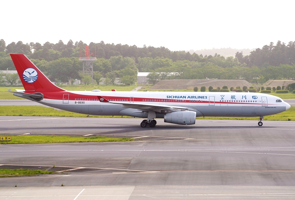 四川航空 Airbus A330-300 B-8690 成田国際空港 航空フォト | by