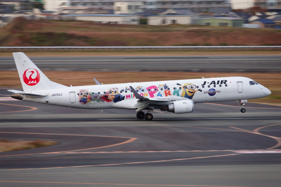 ジェイエア Embraer 190 JA252J 伊丹空港 航空フォト | by