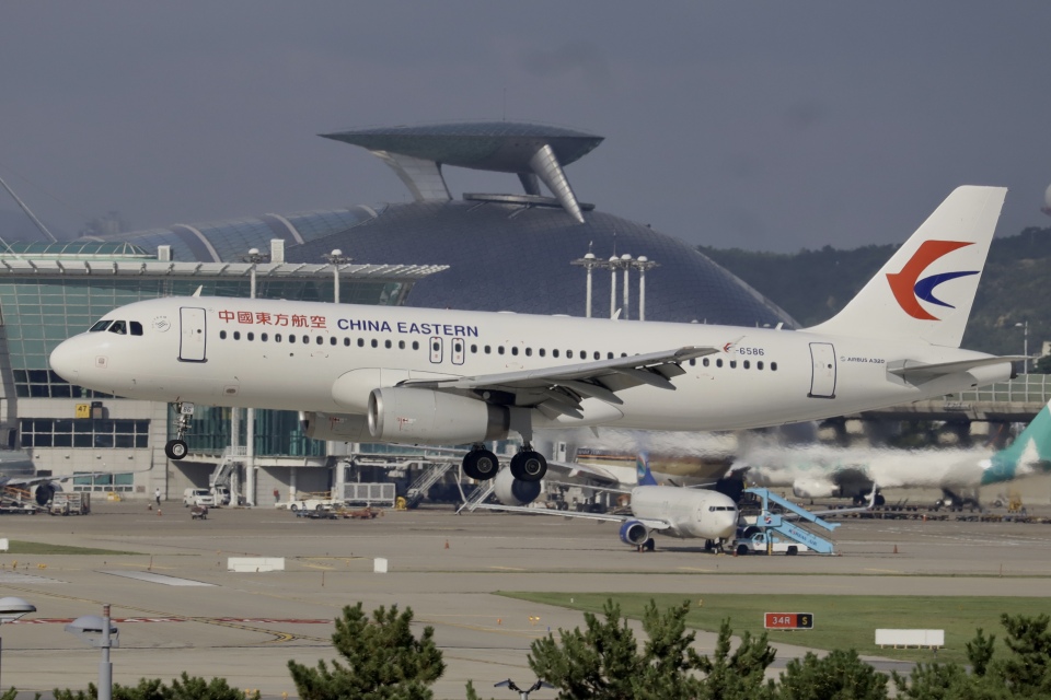 中国東方航空 Airbus A320 B-6586 仁川国際空港 航空フォト | by
