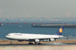 B747 funさんが、羽田空港で撮影したルフトハンザドイツ航空 A340-313Xの航空フォト（飛行機 写真・画像）