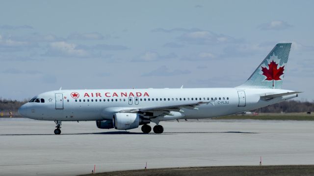 狛犬さんが、オタワ・マクドナルド・カルティエ国際空港で撮影したエア・カナダ A320-211の航空フォト（飛行機 写真・画像）